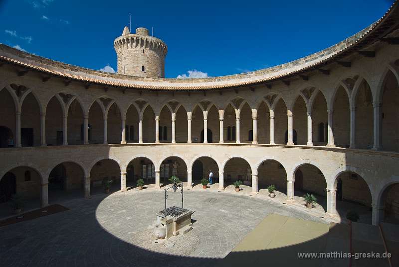 MSG_20080909151723__ND24282 Kopie.jpg - Innenhof von Schloss Belver